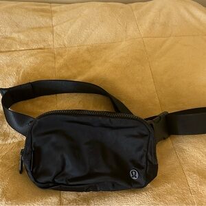 Lululemon everywhere belt bag